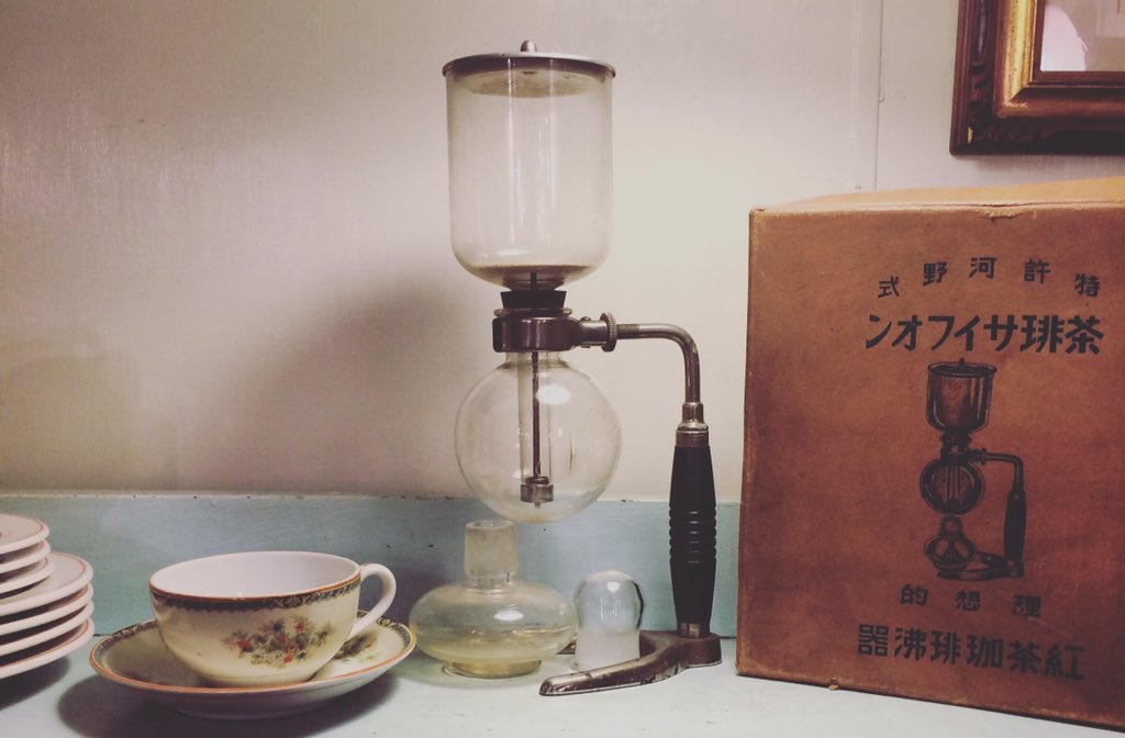 pre_hub's tweet photo. 小さいサイフォン式コーヒーメーカー。
人気のコーヒーメーカー、KONO���ヴィンテージ品です。
#相模原 #古道具 #矢部 #ATP #prehub #vintage #antique #junk #kono #coffee https://t.co/PDhqjsTLJn
