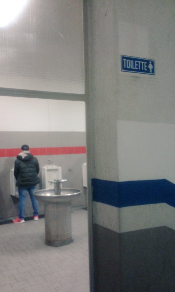 efremleaf's tweet image. Amo #sansiro e l'@Inter ma chiamarlo scala del calcio è una bestemmia al momento. Questi sono al 1o anello. #schifo