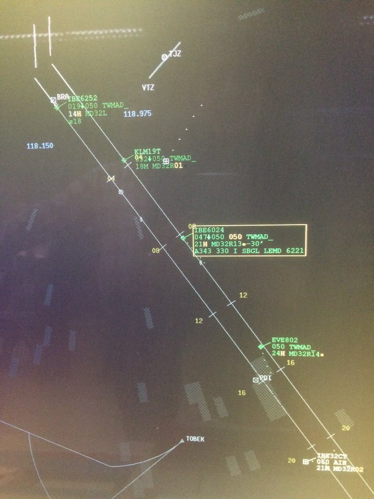 controladores's tweet photo. Ultima toma del Comandante Lloret en la pista 32R de Barajas
Hasta siempre AVIADOR
Emotiva mañana en el ACC
@Iberia https://t.co/yuRwd4MNON