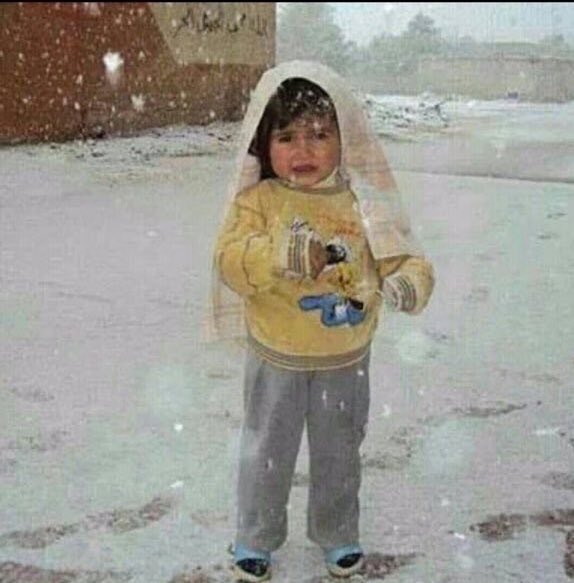 AlwatanNews24's tweet photo. في هذا البرد لا تنسَ أن تحمد الله على نعمة وجود ساتر وغطاء نظيف يحميك وقل :
يارب ارحم فقيرًا من شدة البرد يتألم.
- https://t.co/ktLxZ4HXUM