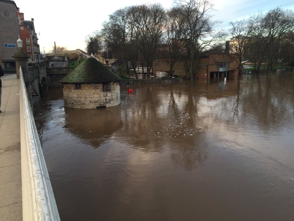 kingpete1's tweet photo. #york#flood#lendalbridge only 30cm from breaching wall next to aviva building https://t.co/9QEqK0NmeD