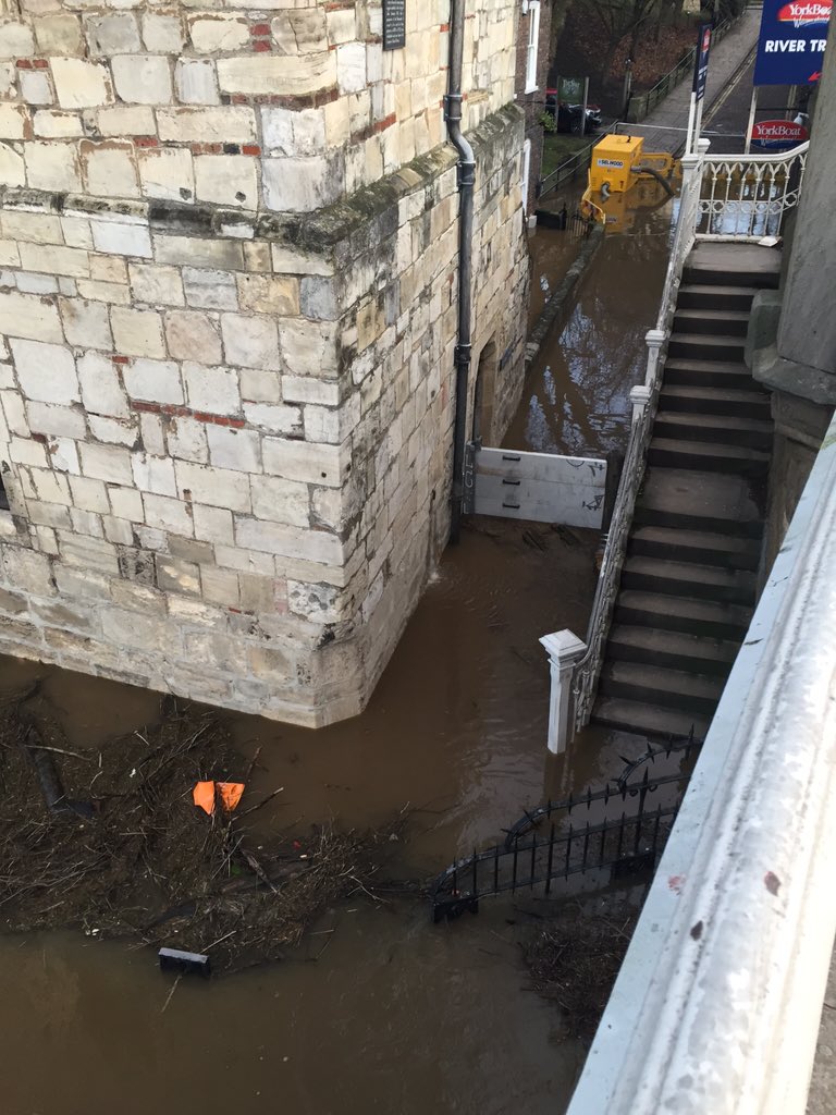 kingpete1's tweet photo. #york#flood#lendalbridge only 30cm from breaching wall next to aviva building https://t.co/9QEqK0NmeD