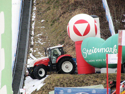 #CNH ist langjähriger Sponsor der Skiflug-Events am #Kulm und stellt wieder Traktoren und Radlader zur Verfügung.