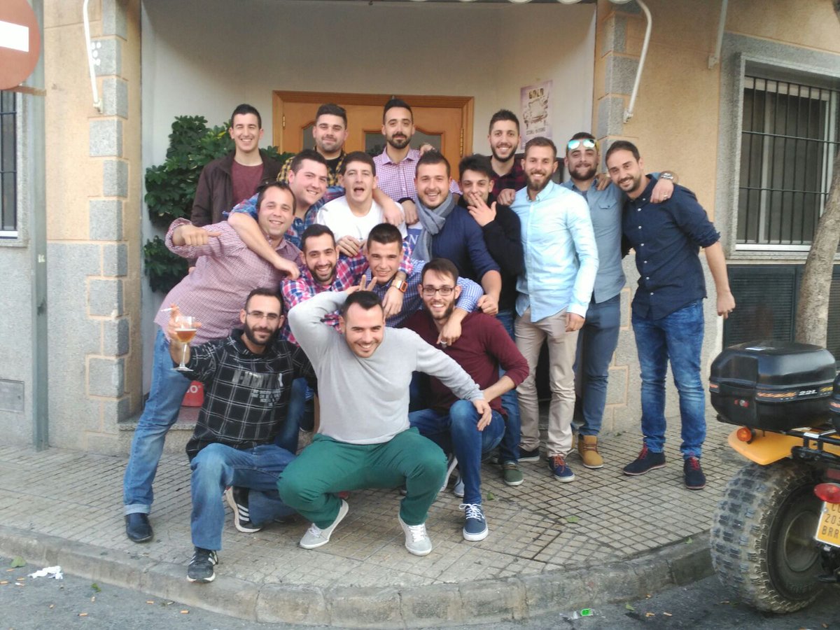 fernan10capuxo's tweet photo. Gran comida de los CIERRA BARES Y LA BANDA EL LOCOTORIO. https://t.co/l5DMQ8odWw