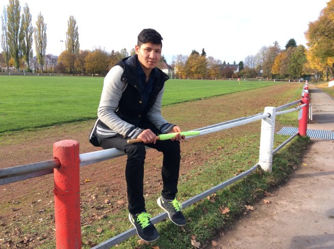 MeikeStephan's tweet image. Hassan floh mit 17 aus #Afghanistan –alleine. Sein #Wunsch: Wieder mit seiner Familie leben. bit.ly/1Ofz2yh