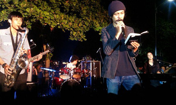 Mlipir dikit, ada pembukaan <a href="/jogartweeks/">JOGJA ARTWEEKS</a> di 9 Juni. Beberapa musisi membentuk J.A.W.S, kesenian.
#FSTVLSTmoments2015