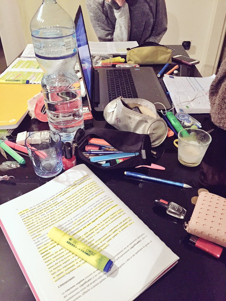lucreziade1's tweet photo. Crisi da studio-parte 1 #iusve #gliesamisonoalleporte #auito https://t.co/ZMnersryVE