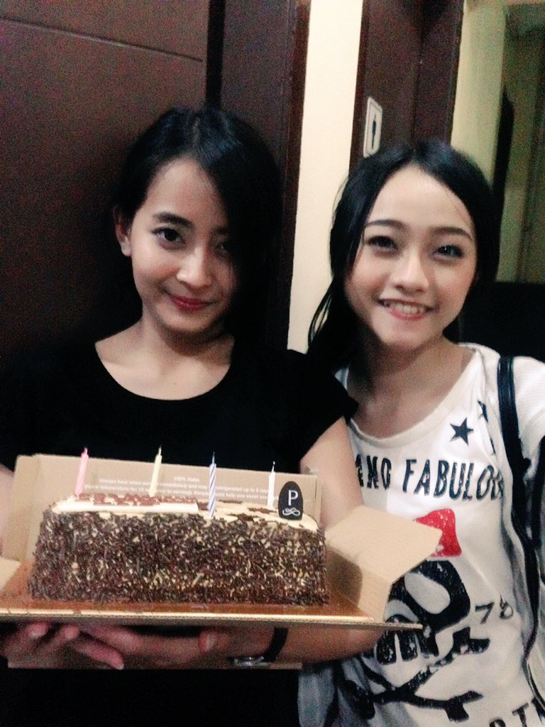 rona__ang's tweet photo. Cieee 19 tahun.. https://t.co/4BnJbPKwjf