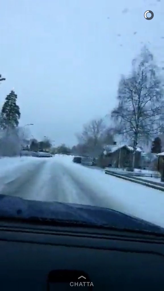 MonsWirfelt's tweet photo. Standardsyn på mystory vid nyfallen snö när man känner folk från Lekeryd och andra dylika hålor. https://t.co/SKO4El8bOp