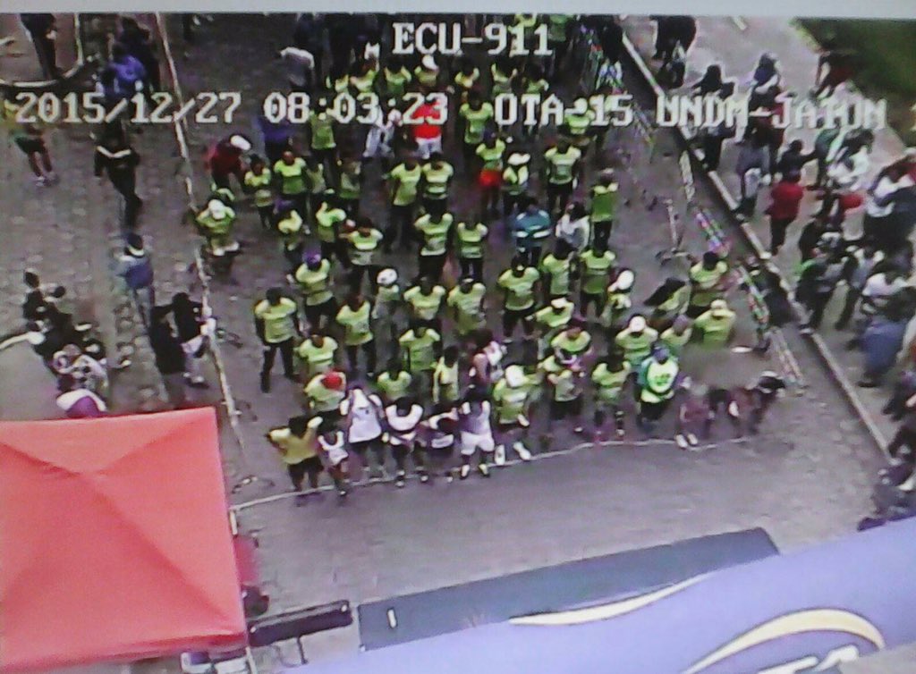 ecu911Ibarra's tweet photo. [SEGURIDAD] @ecu911Ibarra brinda apoyo visual a la competencia atlética #Runner10k en San Juan #Otavalo. https://t.co/ywC3aUSoAL