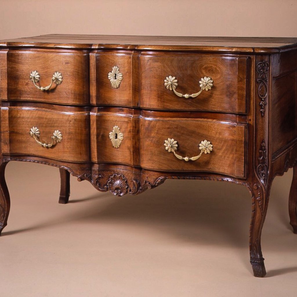 maryhelenmccoy's tweet photo. 18th #French century #walnutcommode attributed to #PierreHache of Grenoble @maryhelenmccoy #antiques #luxury-design https://t.co/6vp7uOwNNa