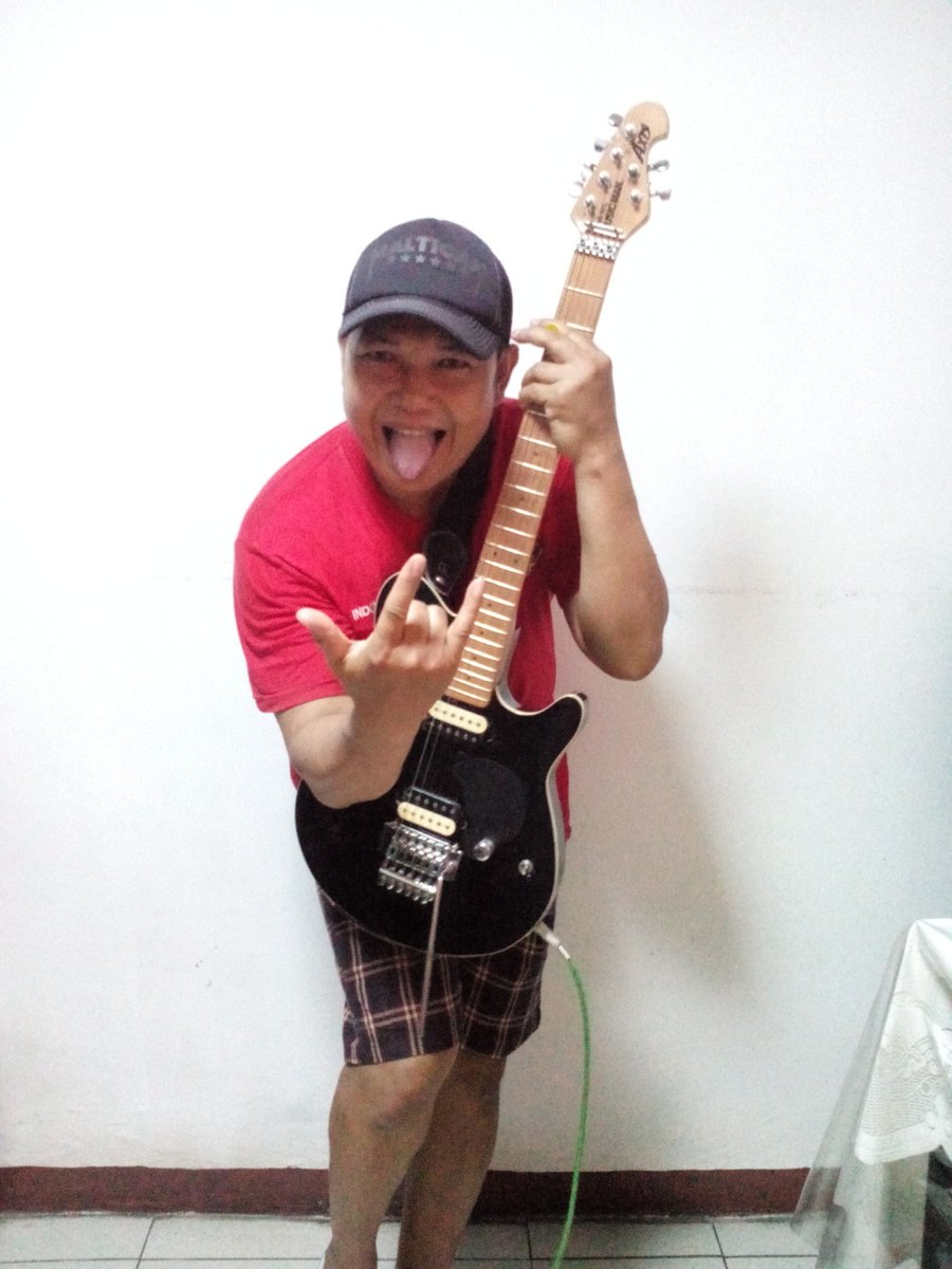 bergaya metal hehehe