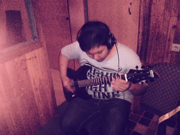 rizkyArabus's tweet photo. Take guitar @D'fest record https://t.co/6twJrBBUhL