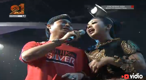 Indosiar's tweet photo. Betapa ku cinta padamu~~ romantisnya Mas Koko ke @showimah spesial di hari ulang tahun perkawinan. #DAcademyAsia https://t.co/kb77mQXUU8
