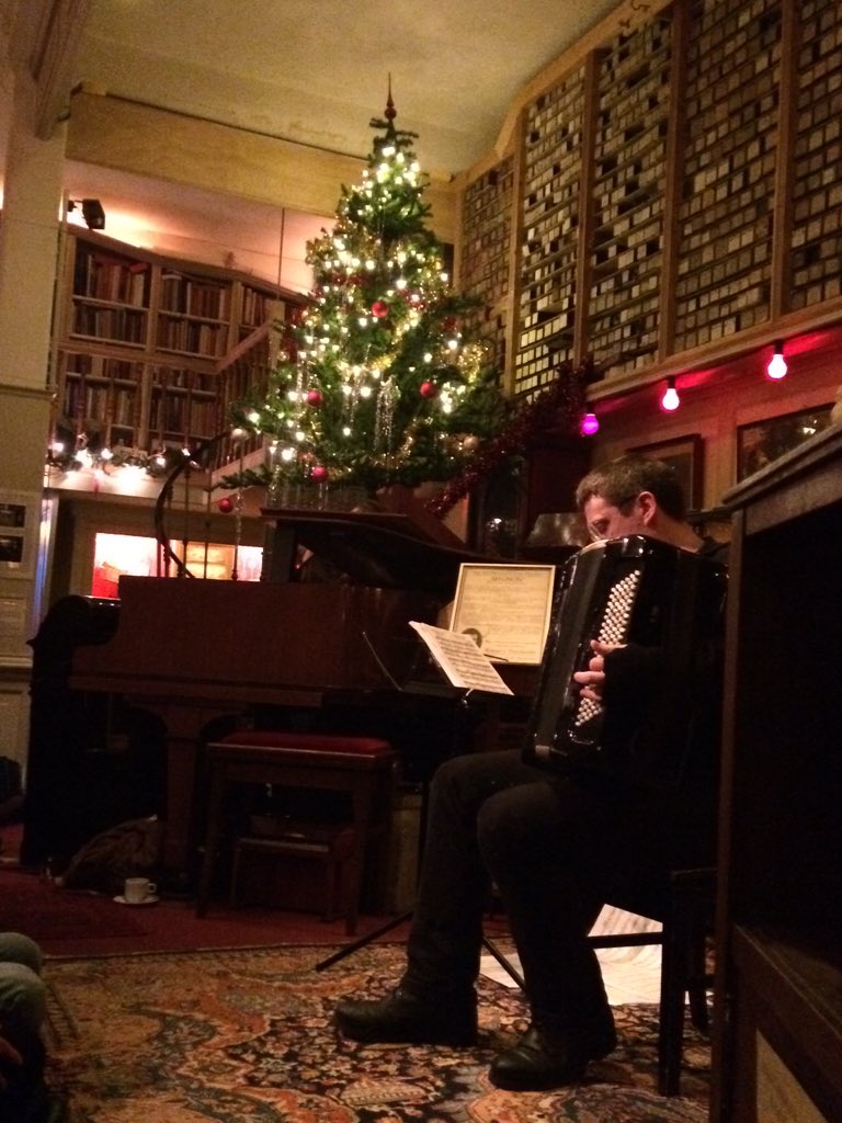 Naar <a href="/PianolaMuseum/">Pianola Museum</a> met kerst. Optreden van Oekraïnse bayanspeler en na afloop uitleg over de pianola. Erg leuk!