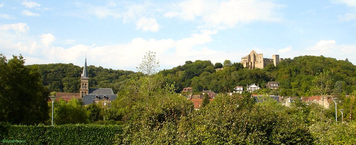 OTChevreuse's tweet photo. L'��glise Saint-Martin et le château de la Madeleine #Chevreuse https://t.co/4YcCNnIFMy