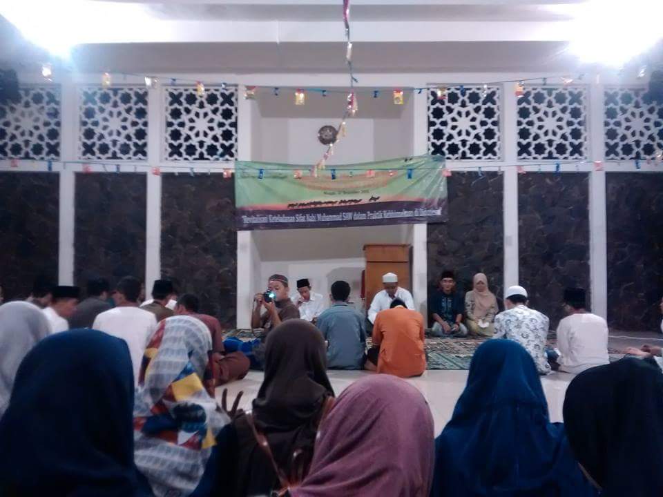 CSSUINJakarta's tweet photo. Senandung Shalawat Nabi dalam rangka memperingati Maulid Nabi Muhammad SAW 12 Rabiul Awal 1437 H https://t.co/BOC8KRCMit