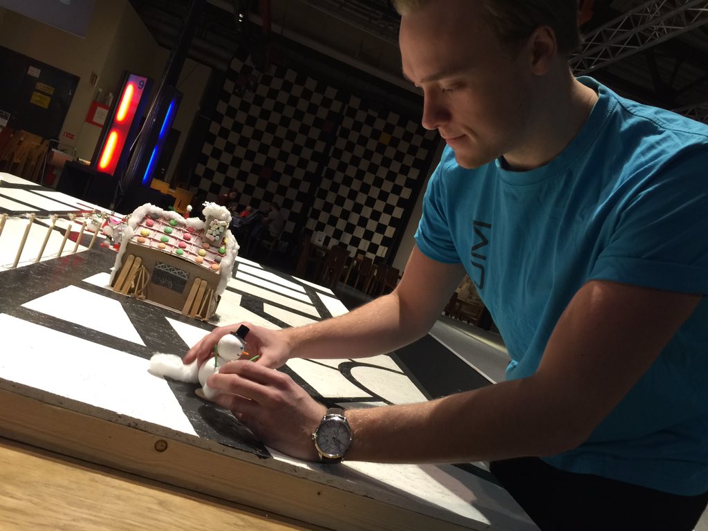 InnovatumSC's tweet photo. Nu är vi igång! Jullovet har börjat hos Innovatum! Marcus fixar med Vinterstaden. https://t.co/bTDuVsJHxp