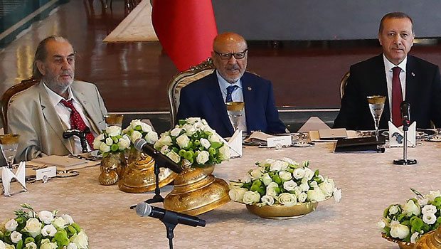 adaletozgurluk2's tweet photo. Erdoğan'ın #MehmetAkifErsoy u anıp,
Akif'e 'Pezevenk' diyen Kadir Mısıroğlu soytarısını,
baş köşeye oturtması ?! https://t.co/kKa5tvkWc9