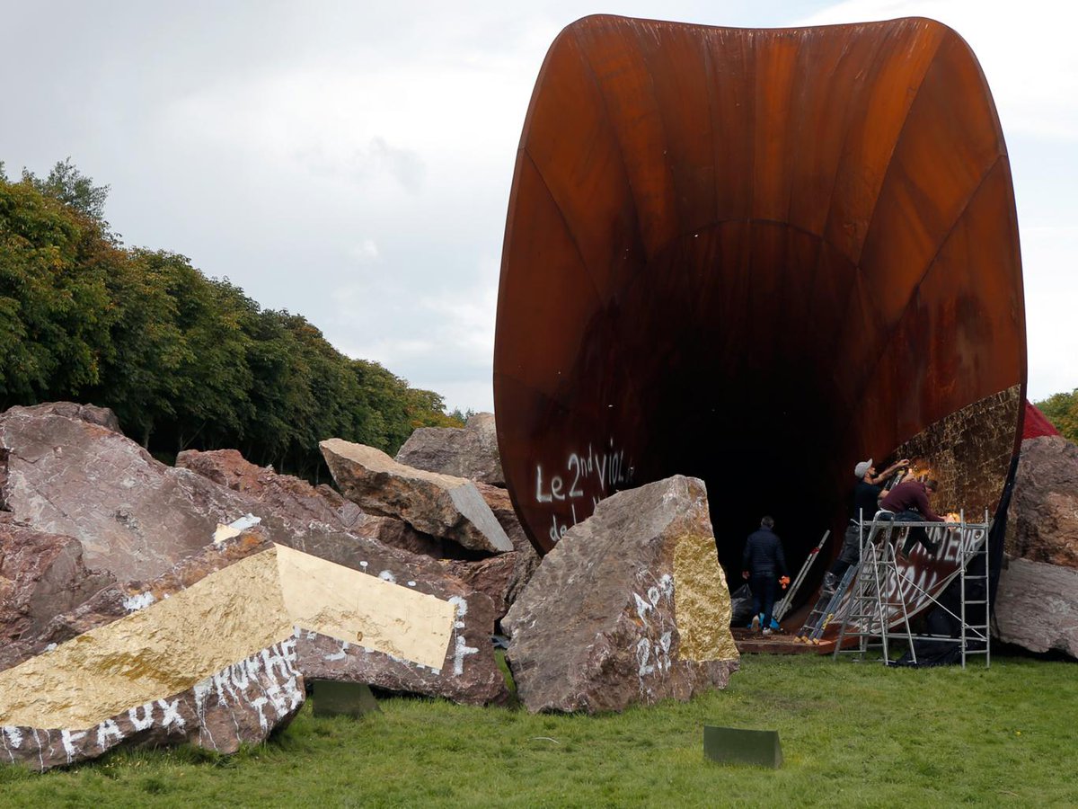 drawingroomldn's tweet photo. On the third day of #Christmas, #AnishKapoor covering #DirtyCorner in #goldleaf @Independent https://t.co/V6I18eIWit https://t.co/rrch2G4OoB