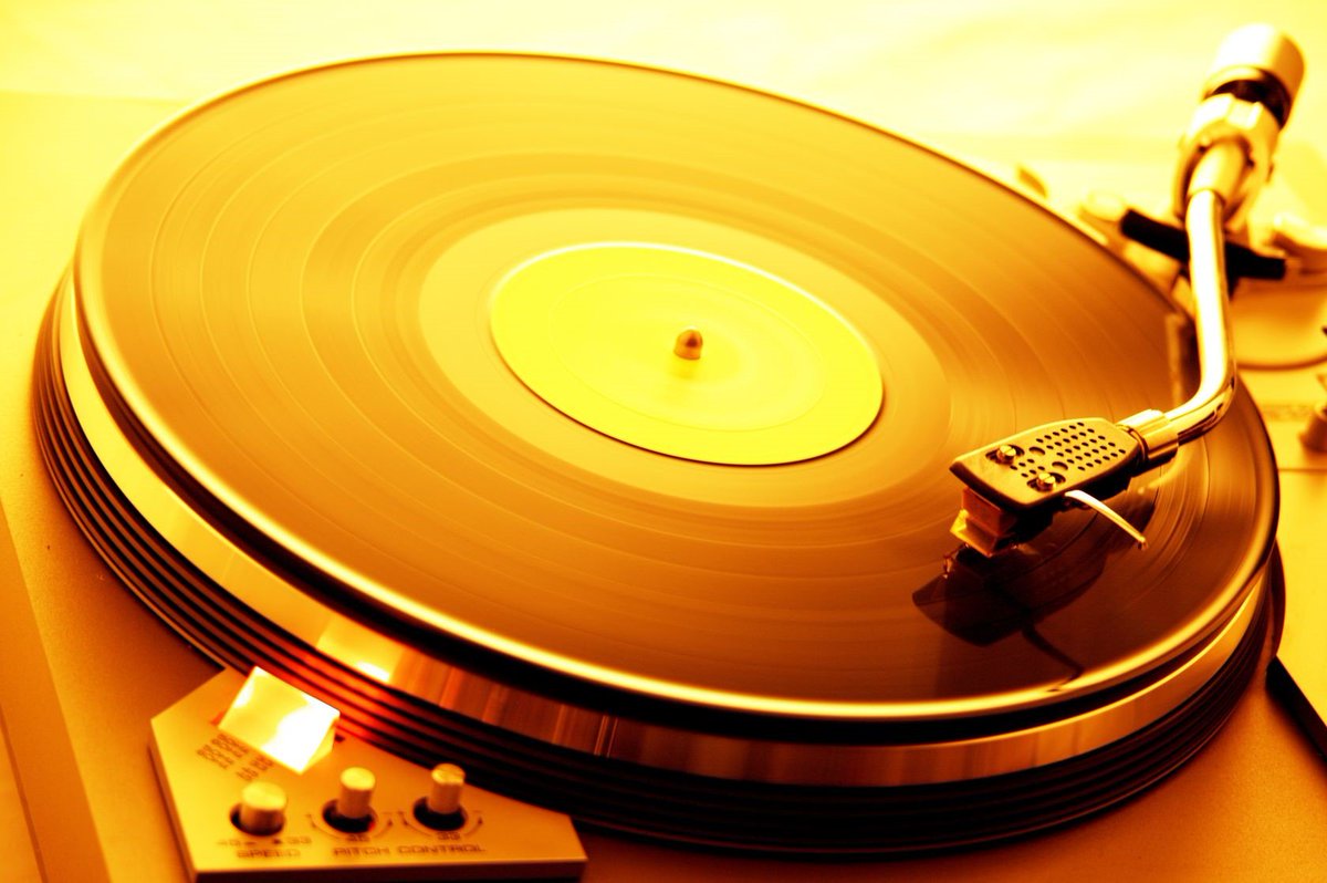 ArchtopCafe's tweet photo. No Tax today...plus 10% off all new 20% off all used. #vinyl #dvds #cds #portcredit #records #recordstores @insauga https://t.co/TEGjNtPEqz