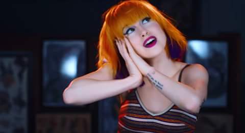 Ella mi enana hermosa, hoy cumple 27 Añitos Te amo Hayley Williams...
-Happy Birthday Hayley     