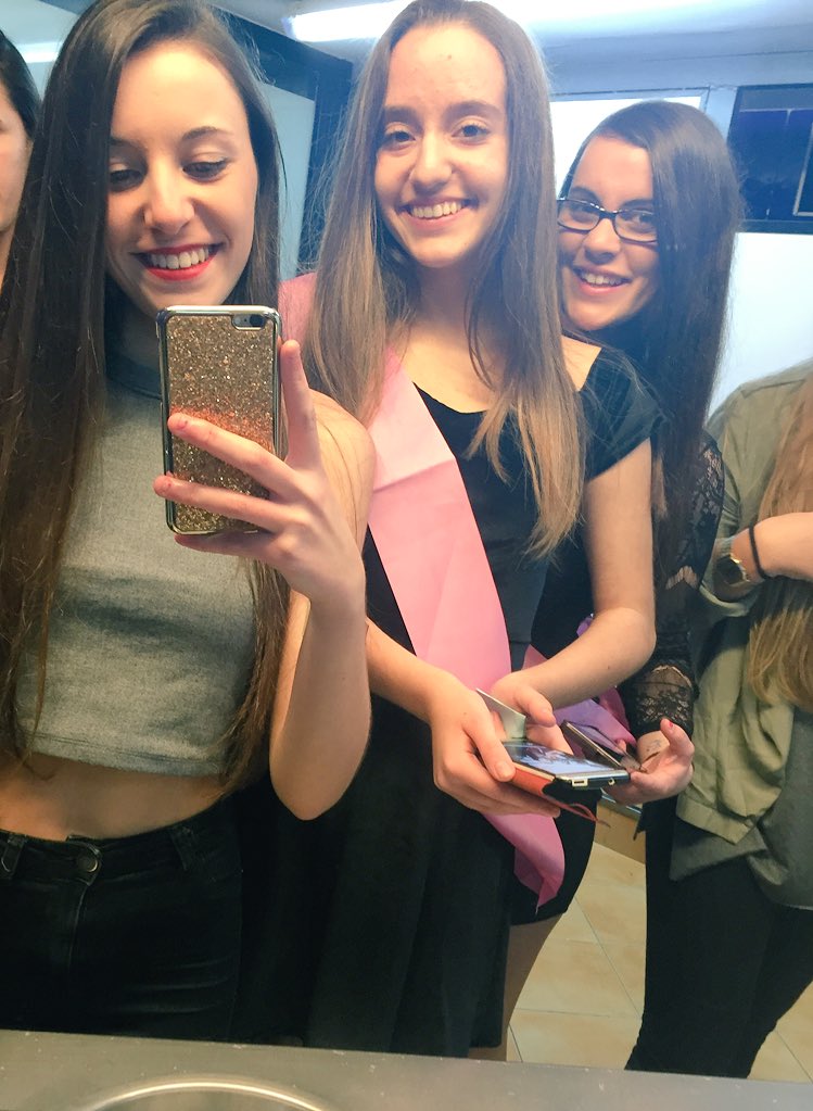 maarialfr's tweet photo. Mis cumpleañeras 🎉💖 #comoosquiero 🎂🍻 https://t.co/3f3M9lpf4z