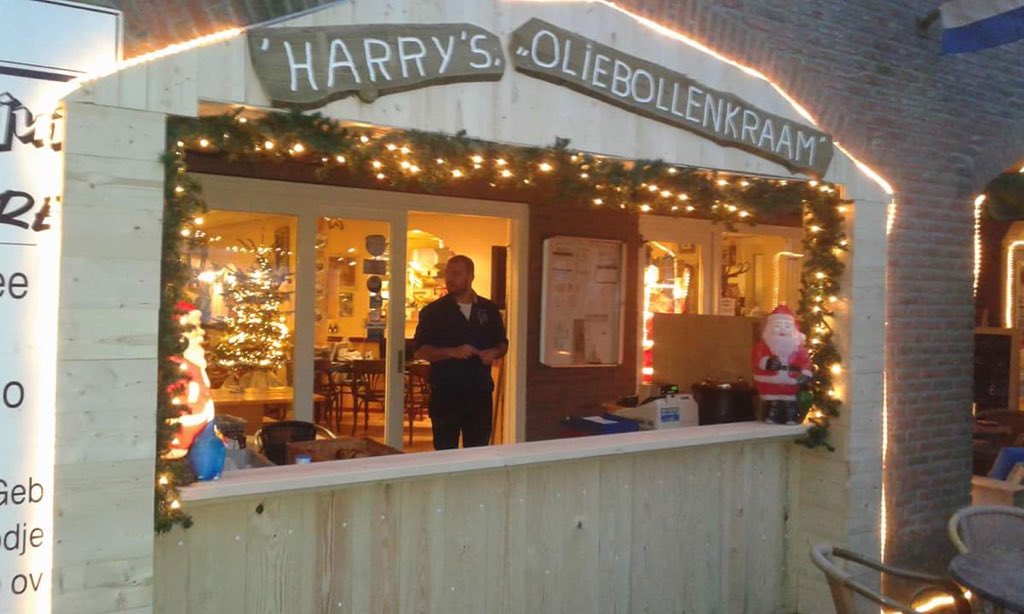 Voor heerlijke oliebollen &amp; appelbeignets kunt u terecht bij Harry's oliebollenkraam op de langestreek!