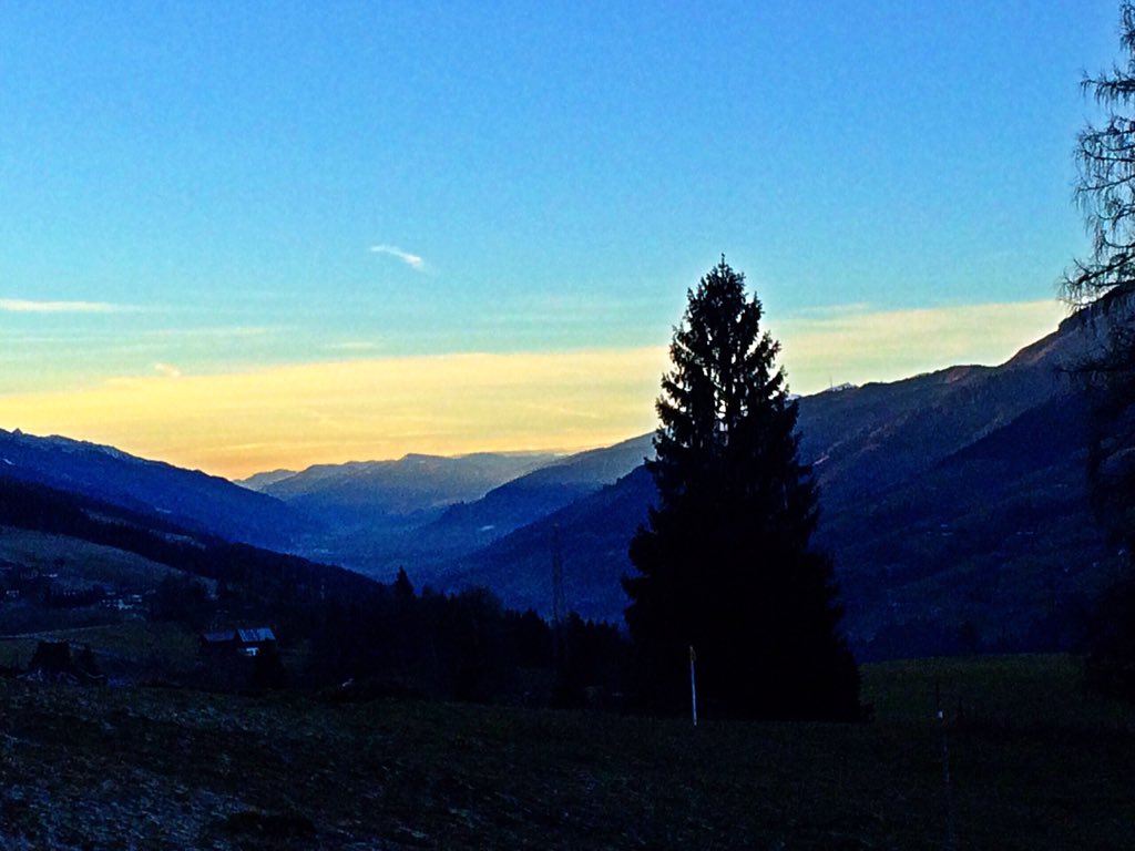 7juli4's tweet photo. Der Blick in der Dämmerung von #Embach Richtung #ZellamSee ist auch ohne Schnee wunderschön. 😍 https://t.co/9h8fIhcRVc