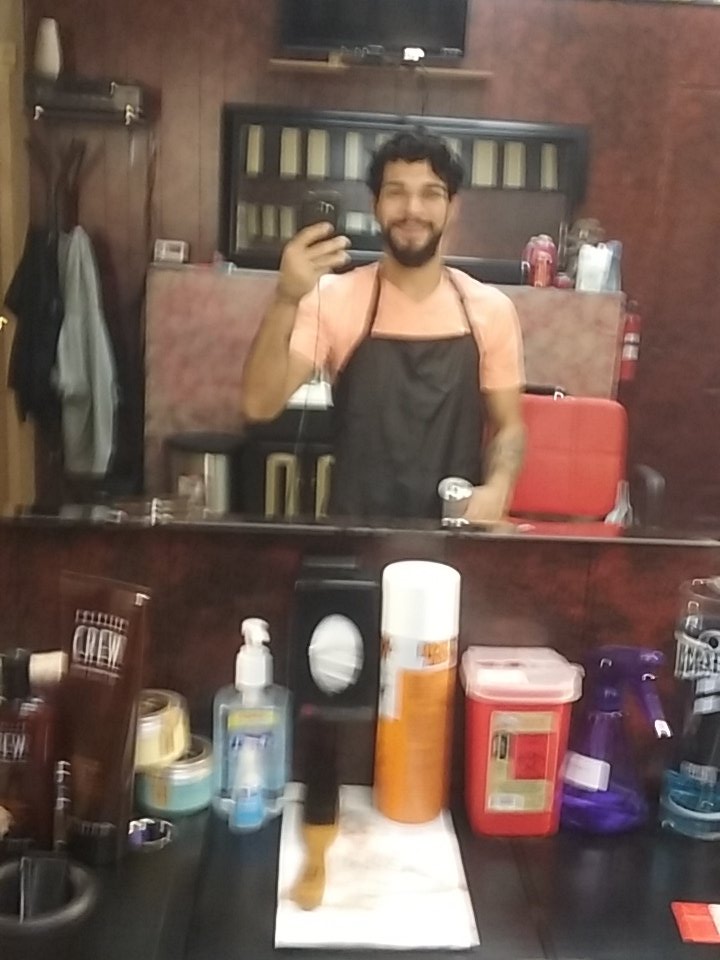 MexdaBarber's tweet photo. #blurry #barberslife #killinit #staystrongBarberFamily https://t.co/aoPMJj1ejp