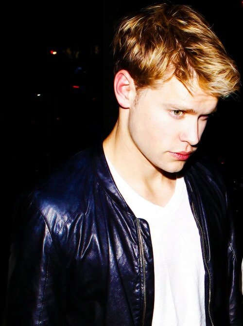 GrantPage_NPG's tweet photo. Bueno, estoy buscando a Jason Samuels, golpeador de Ravenclaw. Gran amigo, gran persona. [FC: Chord Overstreet] ¿RT? https://t.co/471v5scfqH