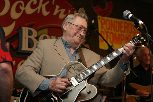 Happy Birthday to Hall of Famer and legendary US guitarist, Scotty Moore, 84 today. Best known for work with Elvis. 