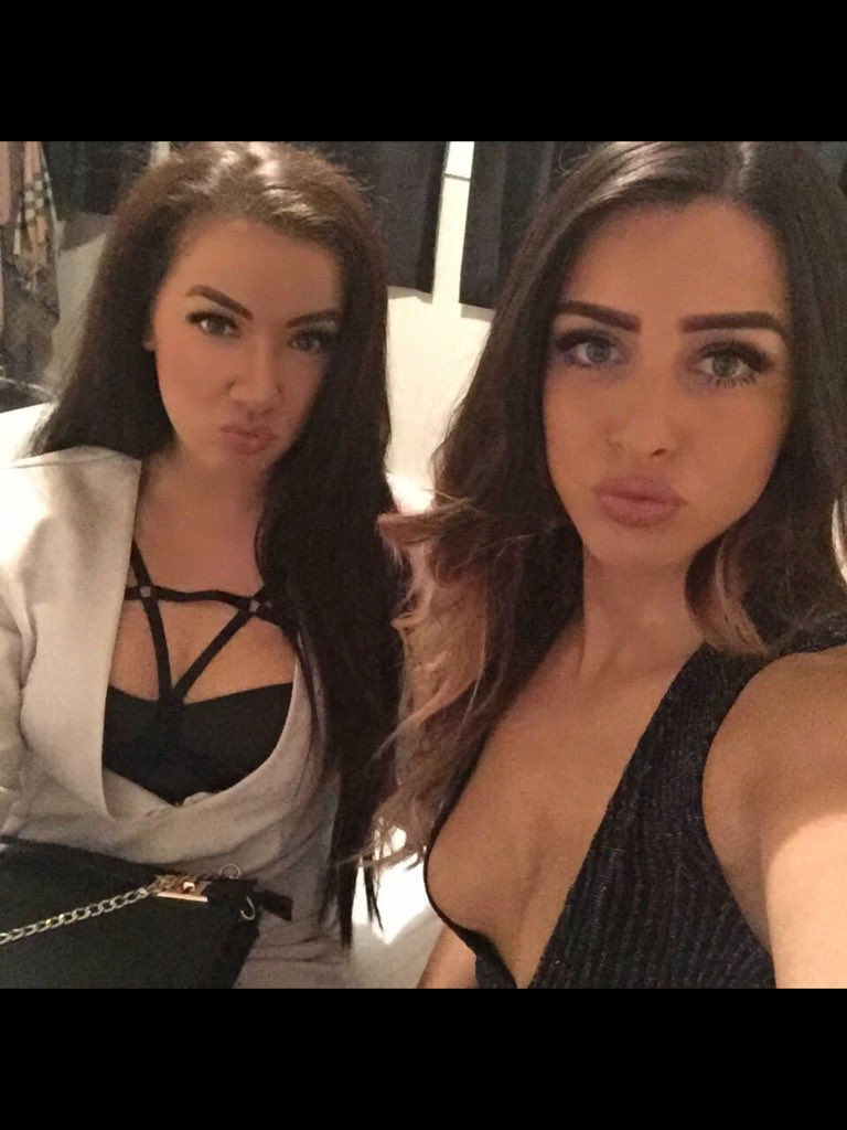 Rebecaadams1's tweet photo. Christmas Eve was eventful ✌🏻️ https://t.co/Da5YqAnhC0