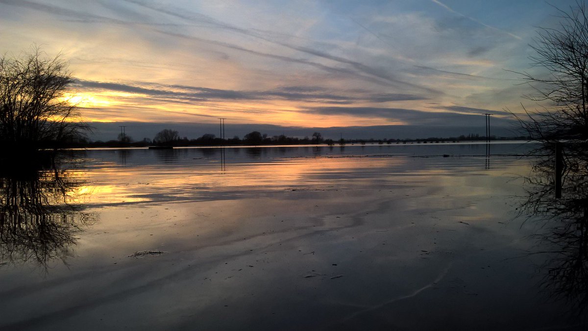 dovecotebarns's tweet photo. On this farm the sun sets on 250,000 loaves of bread at Kelfield #lostinthefloods #yorkfloods https://t.co/xMmmGppoTa