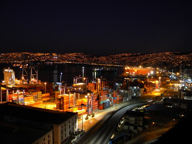 #Valparaíso en #Navidad y #AñoNuevo de noche. Imperdible. <a href="/valparaiso/">La Historia de Valparaíso</a> <a href="/valparaisoalma/">Valparaíso</a> <a href="/BlauHausValpo/">Blauhaus</a> <a href="/biobio/">BioBioChile</a>