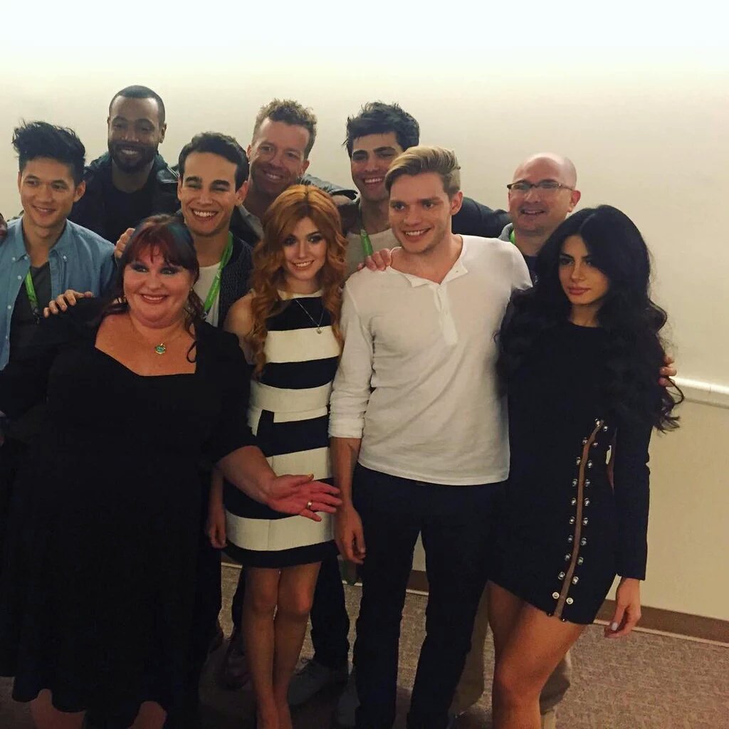 ShadowhuntersBR's tweet photo. Foto linda do cast com a Cassie na NYCC que a Eme postou agora no Instagram ❤❤ https://t.co/VcYfiHapyZ
