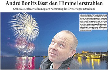hstblitz's tweet photo. André #Bonitz lässt den Himmel erstrahlen - #Molenfeuerwerk #Silvester in #Stralsund https://t.co/mjdCKGWtTu #blitz https://t.co/hlxiBE7xKD