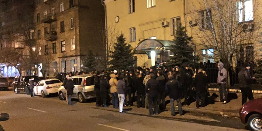 KarpenkoBatjar's tweet photo. Тисячі людей під судом вимагають відпустити Корбана https://t.co/dJuxOH0hjx