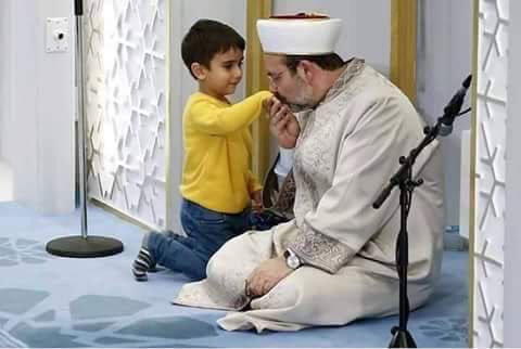 "Biz yılbaşında hediye getiren Noel babanın değil, Mirac'tan namaz getiren Hz. Muhammed'in (s.a.s.) ümmetiyiz." NFK