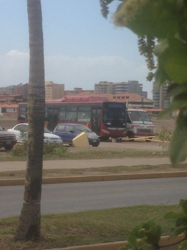 elgrinchhh's tweet photo. Y ahora los buses de @TransAnzoategui son para uso exclusivo de chof con fam para ir a la playa? @LecheriaEnVIVO https://t.co/zo1Qfn3L3w