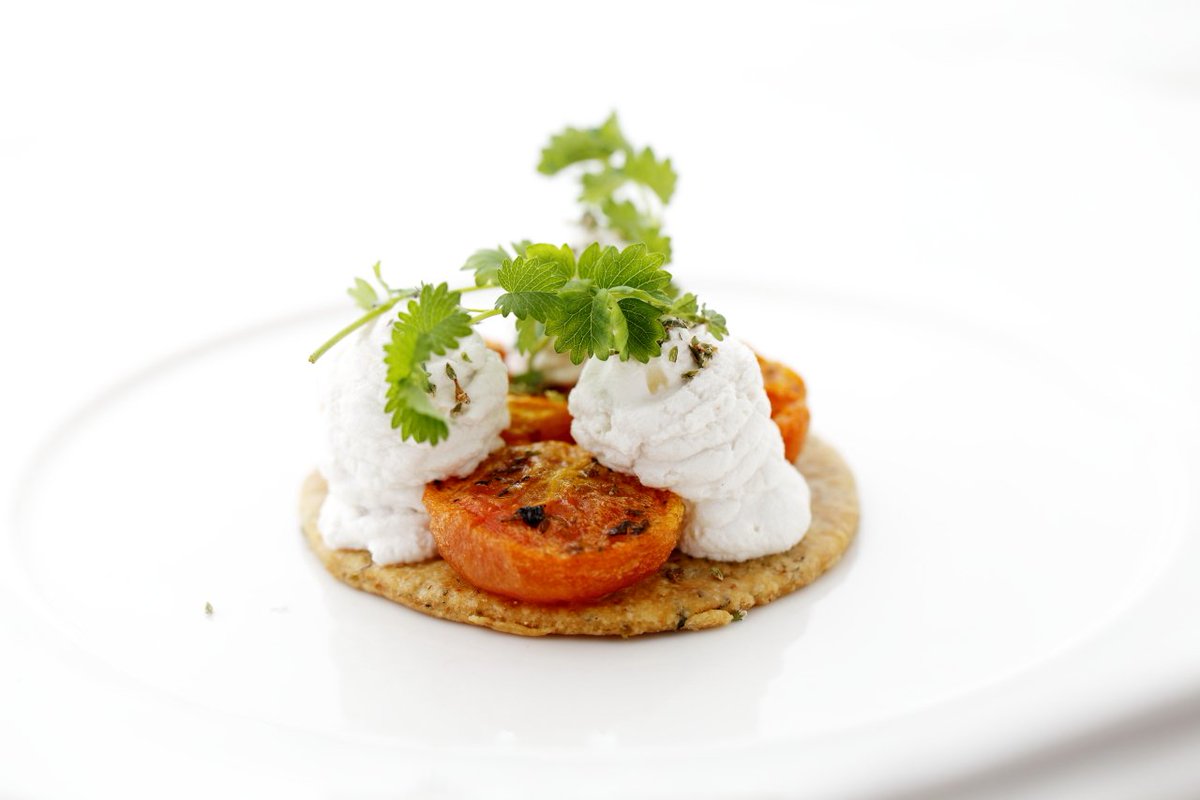 “Pizza Scime” ed erbe di campo della chef Emanuela Tommolini... #FoodAndPastry Memories bit.ly/FAndP