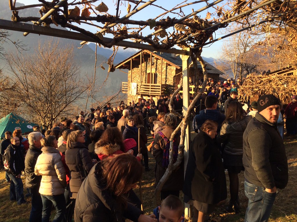 matteofila's tweet photo. In tanti al suggestivo presepe vivente di Sceglio #verceia Devozione e antichi mestieri, servizi su @teleunica https://t.co/Gsq4SVSlIT