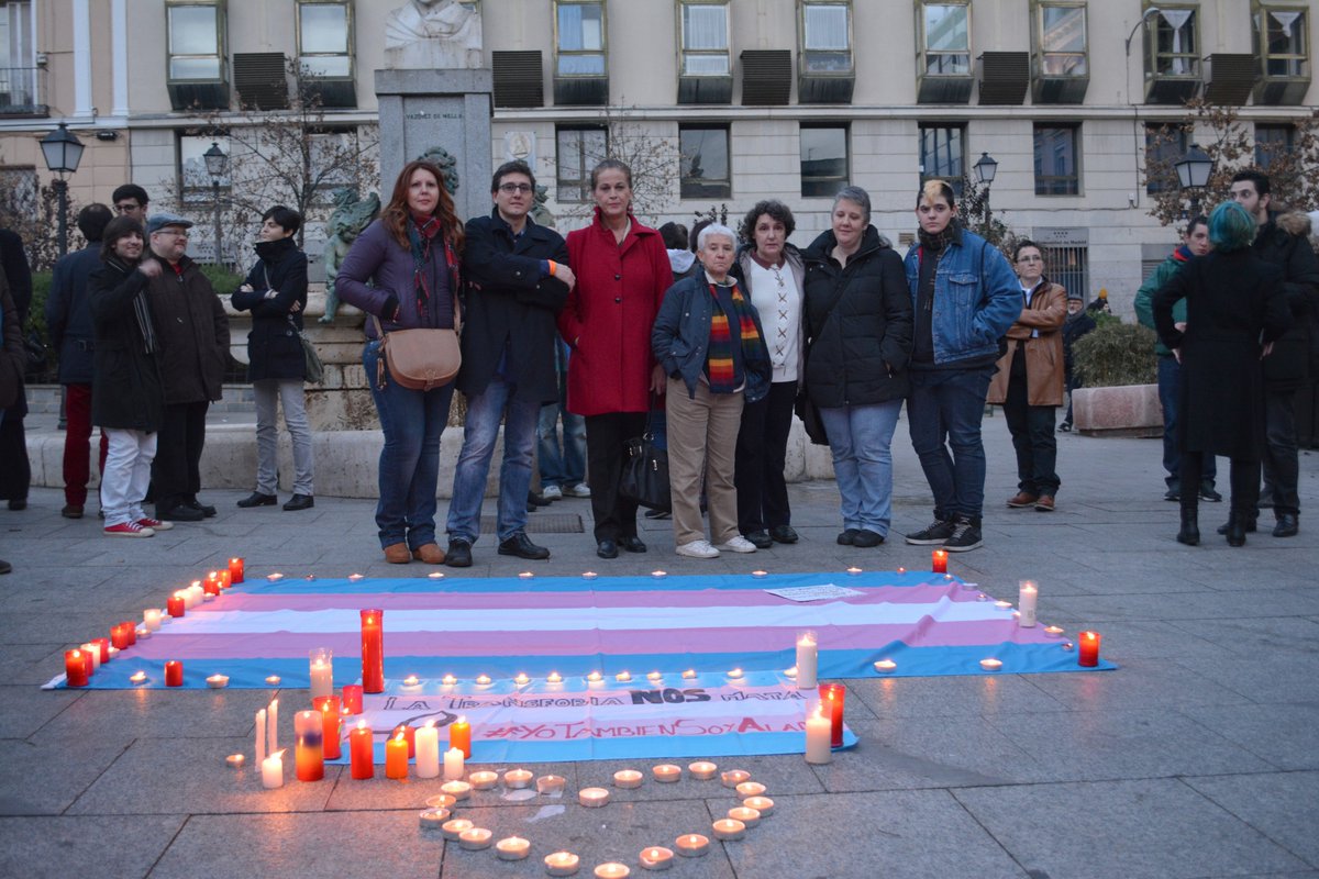 SocialcumbreS's tweet photo. Concentración  repulsa del asesinato social cometido sobre Alan, chico transexual #TodosSomosAlan fotos @AgustnMilln https://t.co/B8OeGPH4kq