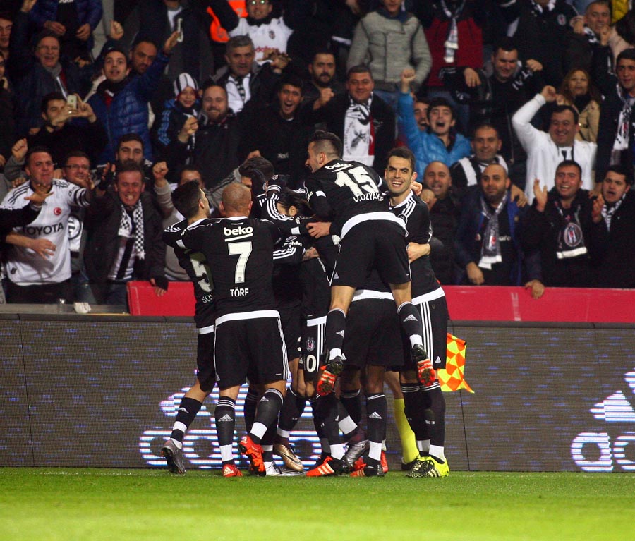 Besiktas's tweet photo. Gururlan burası #Beşiktaş

#LiderBeşiktaş https://t.co/SLzYbyn8KT