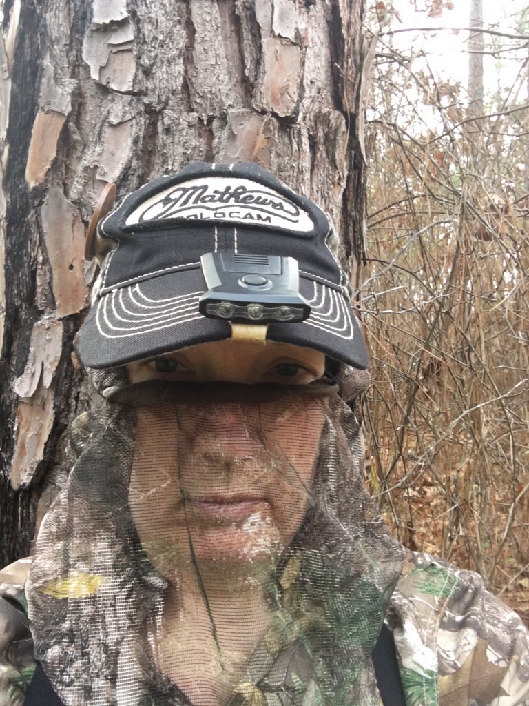 crislerboone's tweet photo. Makeshift blind #toomanywasps #toohotforDecember @Mathews_Archery @BooneDR https://t.co/17z4s7fnxW