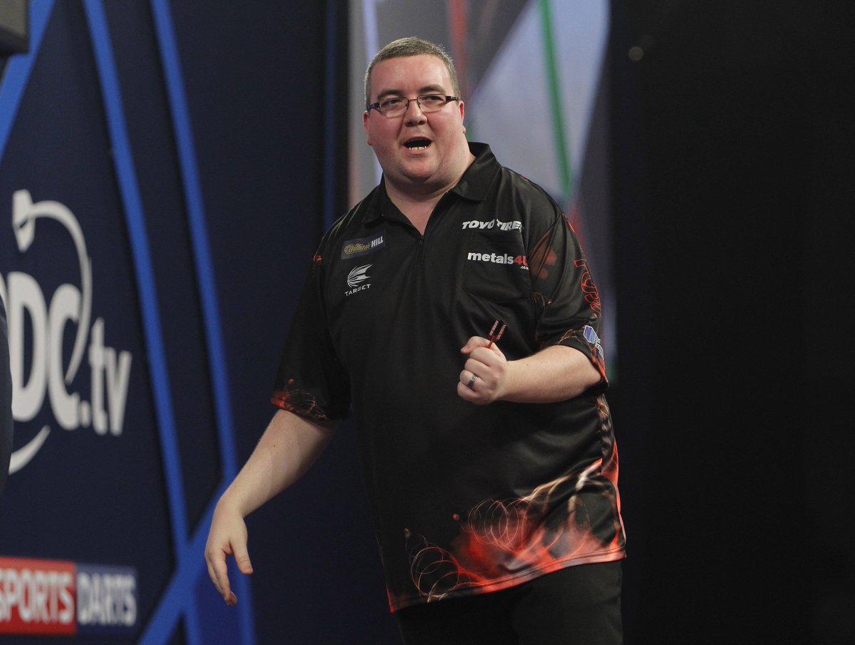 Tungsten_Tales's tweet photo. Stephen Bunting is ahead 1-0 against Raymond van Barneveld in the first game of the evening session  

#WHDarts https://t.co/x6cey3zV2J