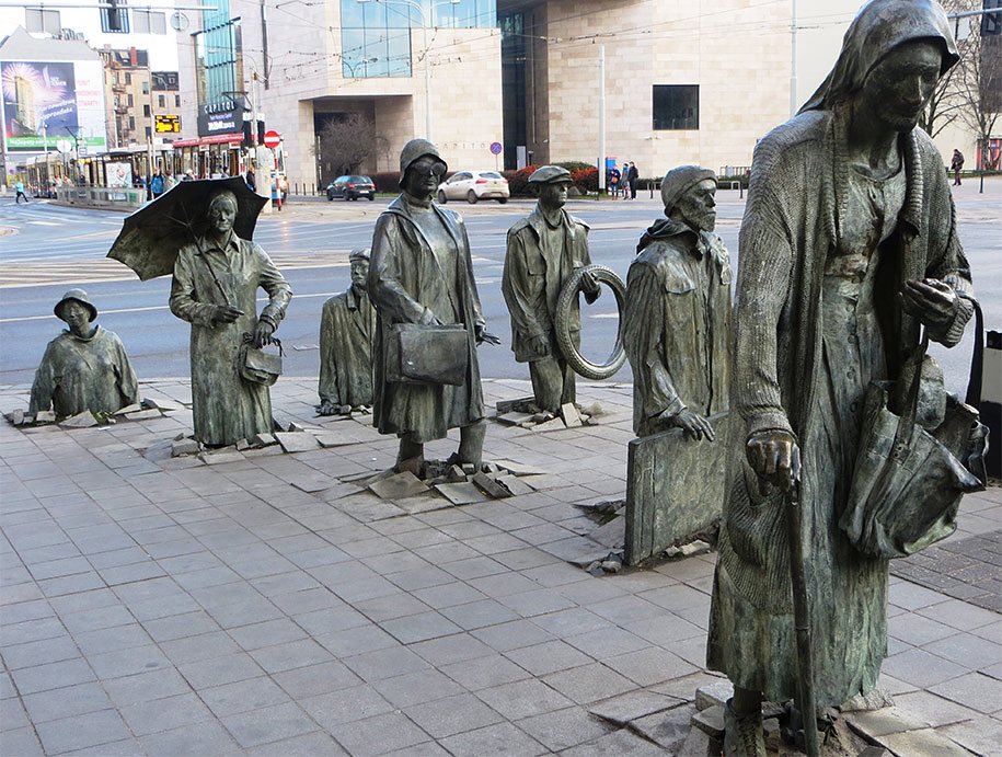 #streetart at its best: 20 of the most creative sculptures from around the world <a href="/demilked/">Demilked</a> bit.ly/1Tm6bbT