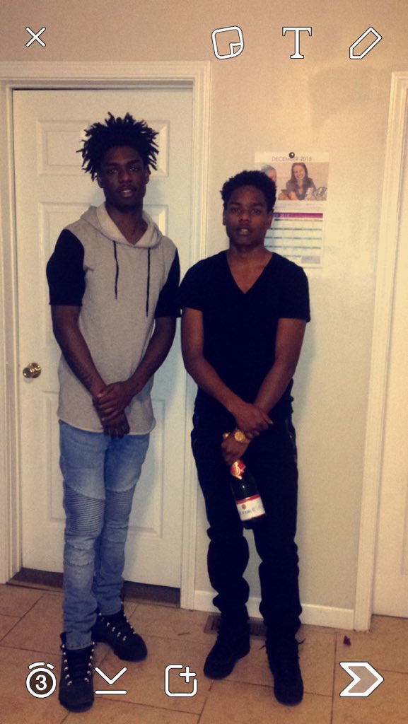 LoweBoyCaKilla's tweet photo. The plug🔌🔋SONS2⃣🐝💤💰💸 https://t.co/gVwn6pkENU