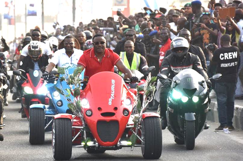 vanguardngrnews's tweet photo. In photos:Cross River Gov. Ayade lead other bikers at Calabar carnival
https://t.co/S7gYpypi22 #CalabarCarnival2015 https://t.co/kIwM75wrtI