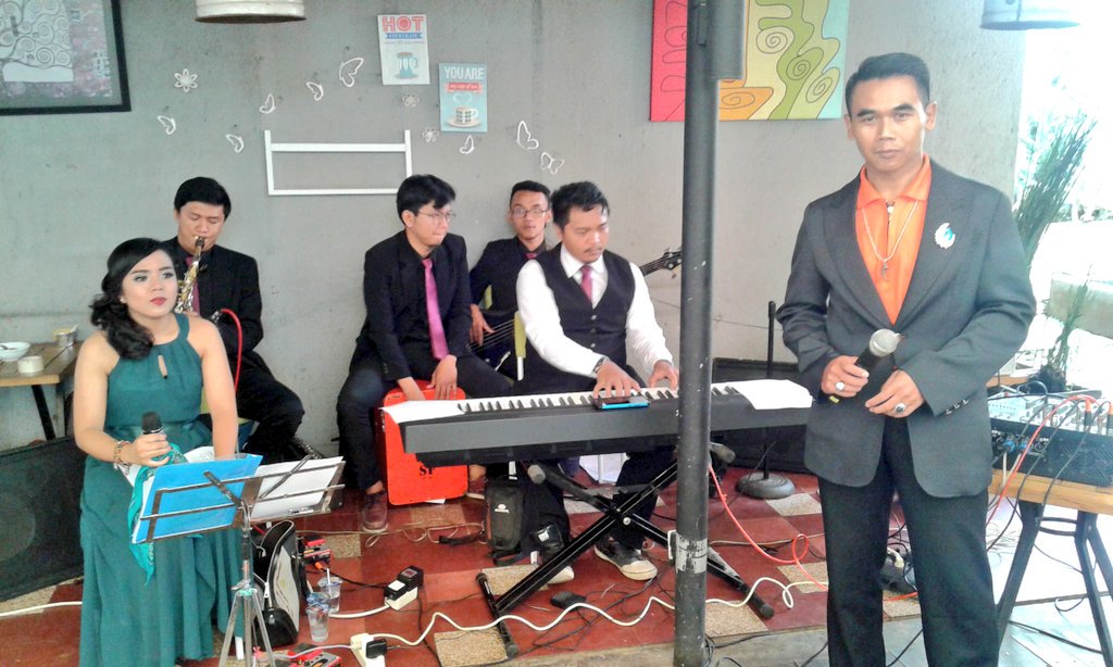 Dinfiqram1's tweet photo. My team aqustik perfome in kafe kupu kupu cimahi https://t.co/qBeB9iZ7p4